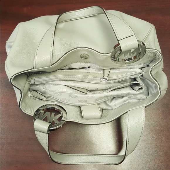 Michael Kors. Neutral in color. Leather purse - Picture 3 of 4